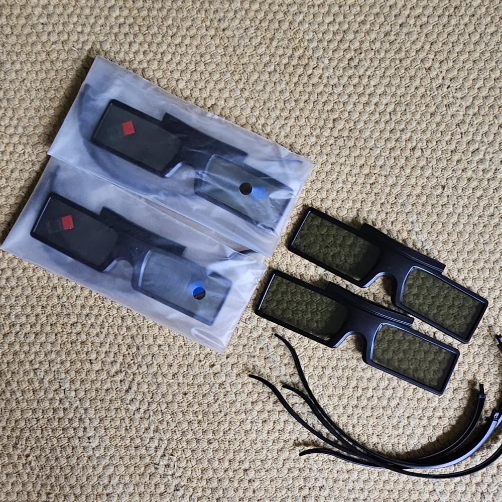 NWOT SAMSUNG BLACK 4 PAIRS 3D GLASSES